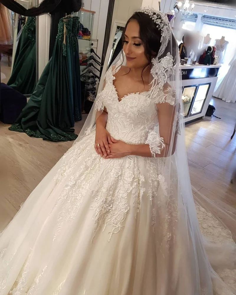 Robe de mariée princesse élégante en dentelle à épaules dénudées : robe de mariée longue à traîne chapelle