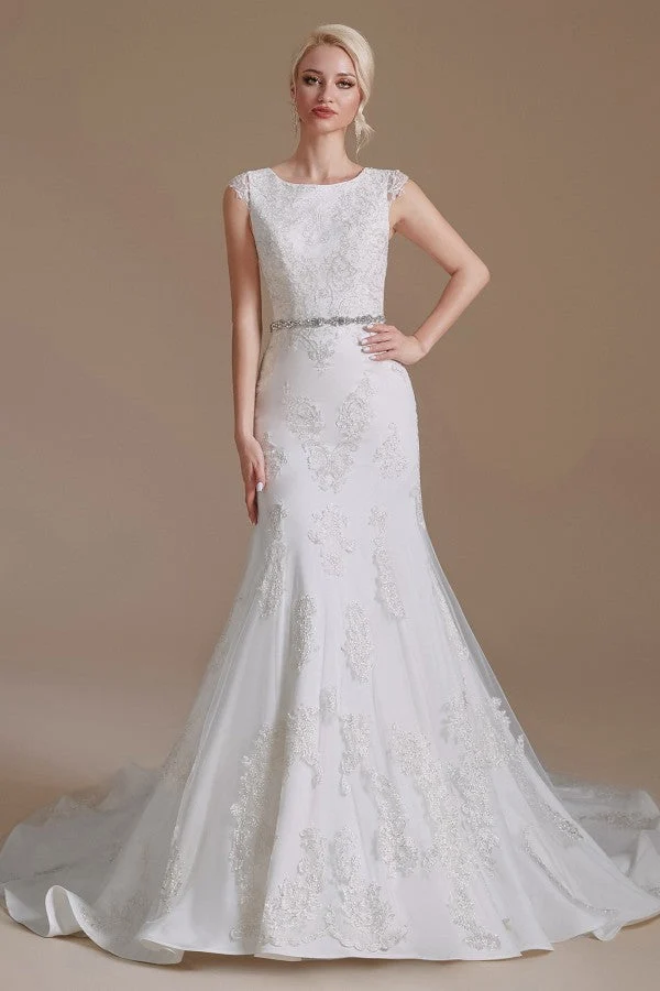 Robe de mariée longue élégante à col bijou et à manches longues, avec tulle et dentelle, et taille perlée
