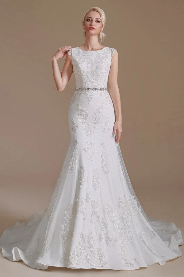 Robe de mariée longue élégante à col bijou et à manches longues, avec tulle et dentelle, et taille perlée