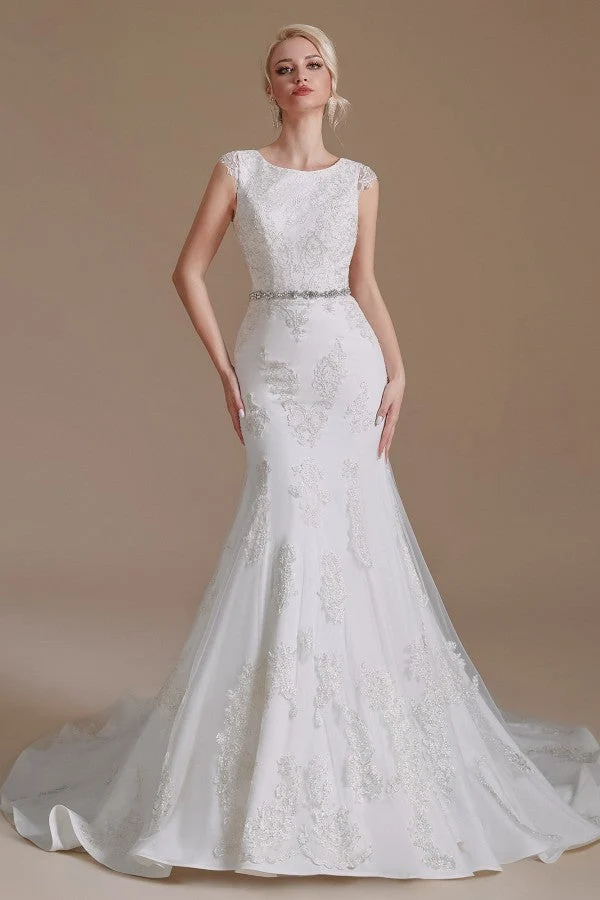 Robe de mariée longue élégante à col bijou et à manches longues, avec tulle et dentelle, et taille perlée