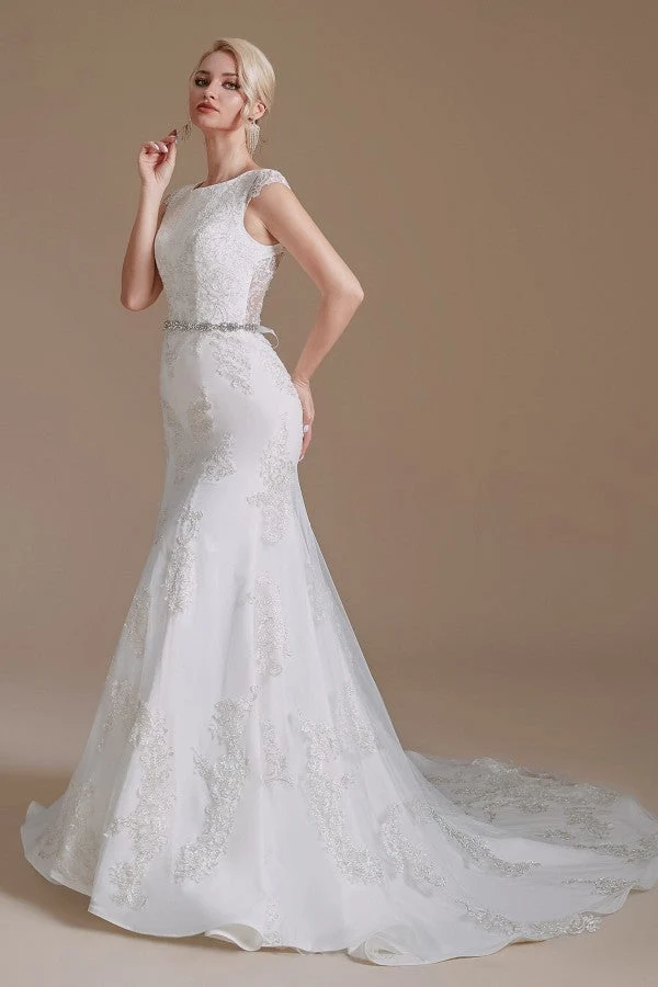 Robe de mariée longue élégante à col bijou et à manches longues, avec tulle et dentelle, et taille perlée