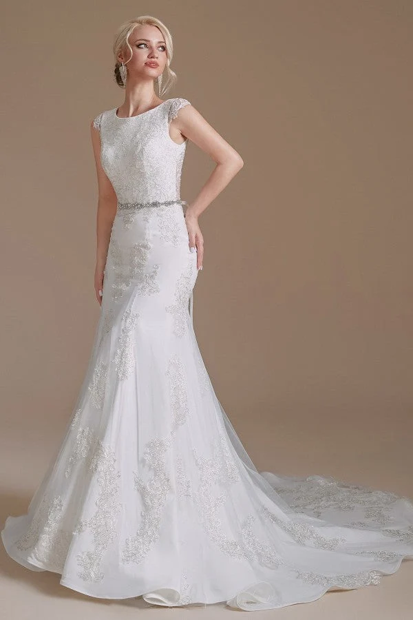 Robe de mariée longue élégante à col bijou et à manches longues, avec tulle et dentelle, et taille perlée