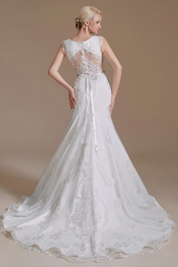 Robe de mariée longue élégante à col bijou et à manches longues, avec tulle et dentelle, et taille perlée