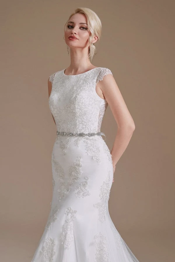 Robe de mariée longue élégante à col bijou et à manches longues, avec tulle et dentelle, et taille perlée