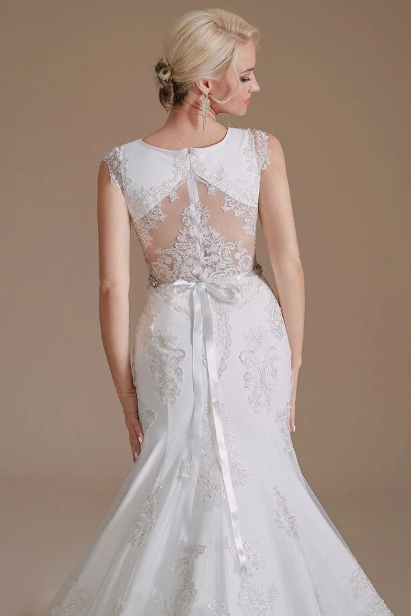 Robe de mariée longue élégante à col bijou et à manches longues, avec tulle et dentelle, et taille perlée
