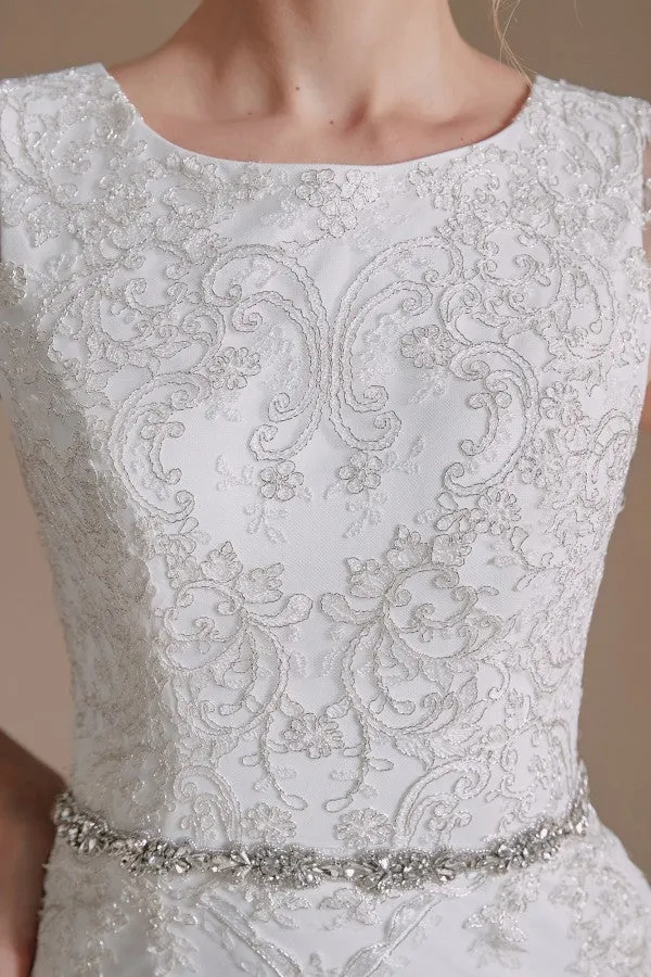 Robe de mariée longue élégante à col bijou et à manches longues, avec tulle et dentelle, et taille perlée