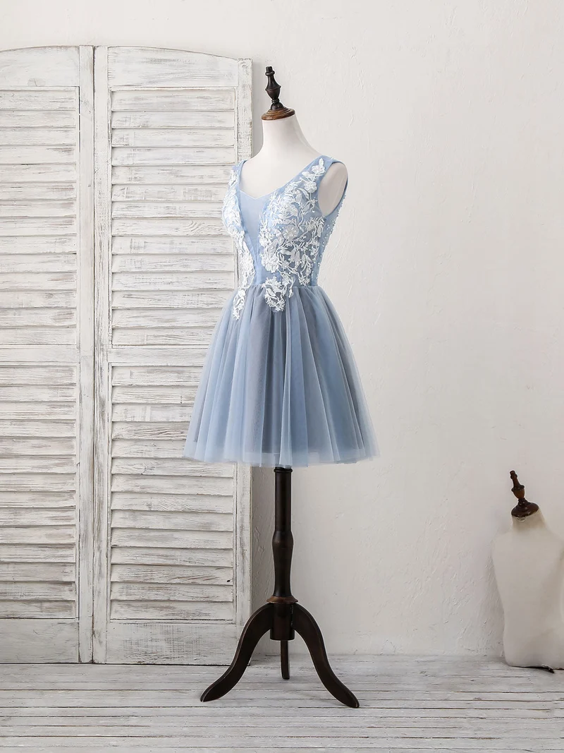 Charmante robe de bal courte bleue à col en V et dentelle appliquée en tulle