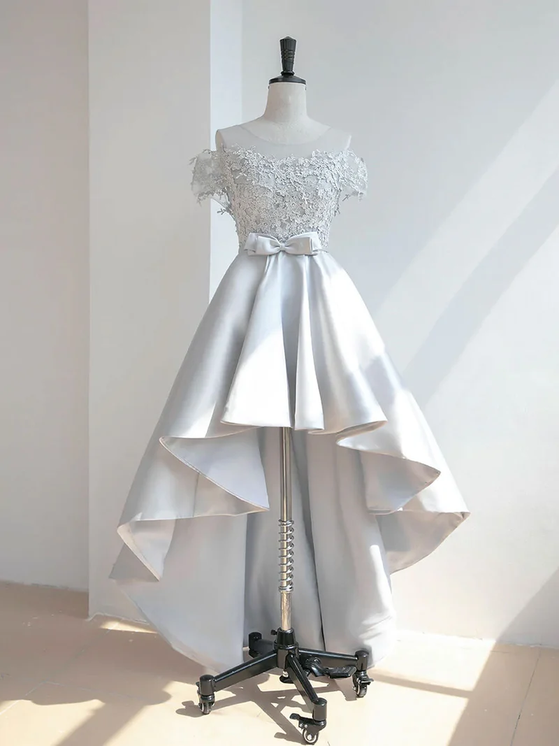 Robe de bal élégante en dentelle grise à col rond et coupe trapèze avec jupe asymétrique en satin