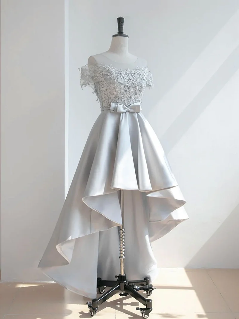 Robe de bal élégante en dentelle grise à col rond et coupe trapèze avec jupe asymétrique en satin