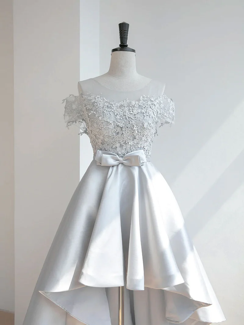 Robe de bal élégante en dentelle grise à col rond et coupe trapèze avec jupe asymétrique en satin