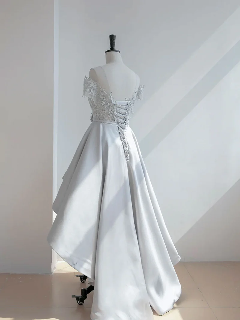 Robe de bal élégante en dentelle grise à col rond et coupe trapèze avec jupe asymétrique en satin