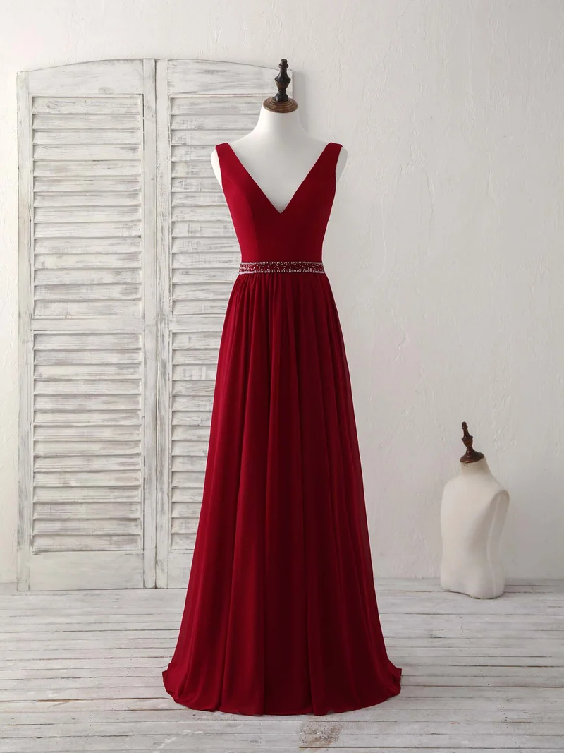 Robe de soirée longue élégante en mousseline bordeaux à col en V et perles