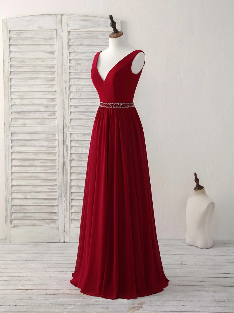 Robe de soirée longue élégante en mousseline bordeaux à col en V et perles