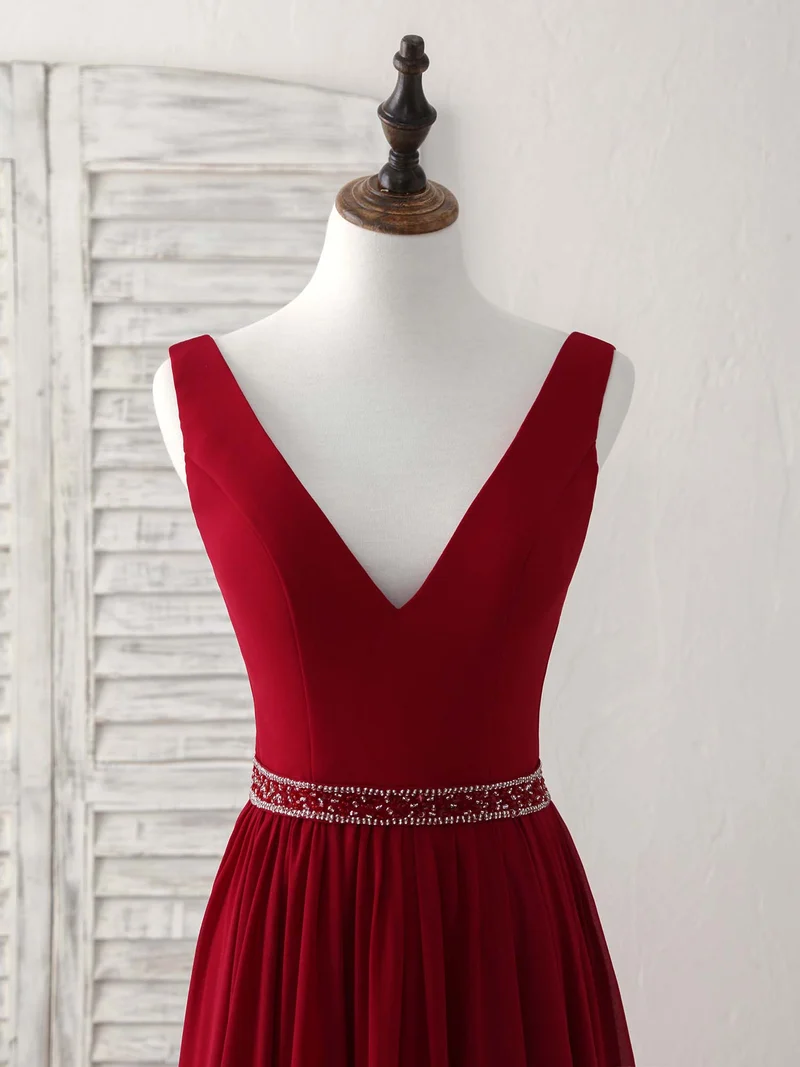 Robe de soirée longue élégante en mousseline bordeaux à col en V et perles