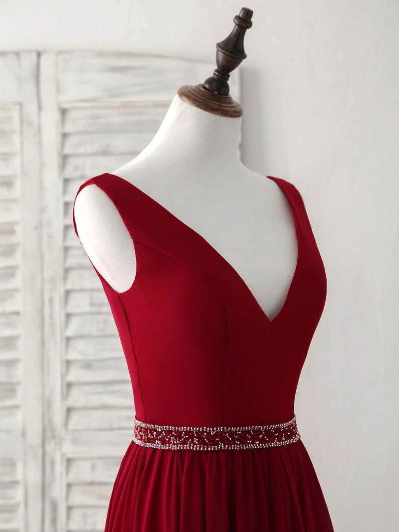 Robe de soirée longue élégante en mousseline bordeaux à col en V et perles