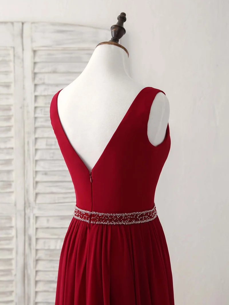 Robe de soirée longue élégante en mousseline bordeaux à col en V et perles