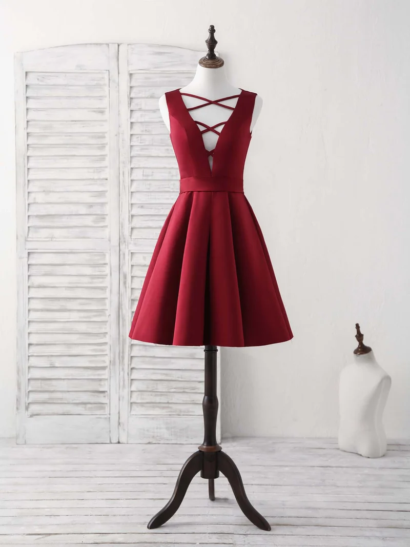 Robe de bal courte bordeaux élégante à col en V : robe de soirée trapèze en satin