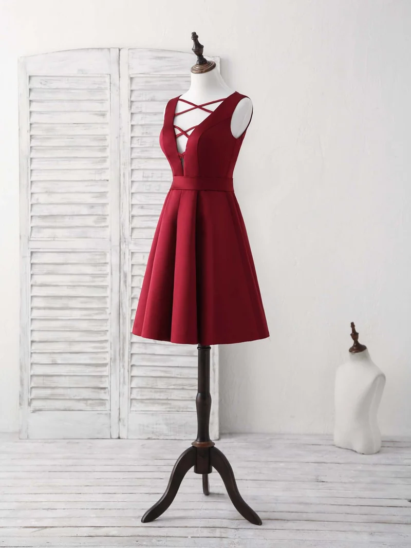 Robe de bal courte bordeaux élégante à col en V : robe de soirée trapèze en satin