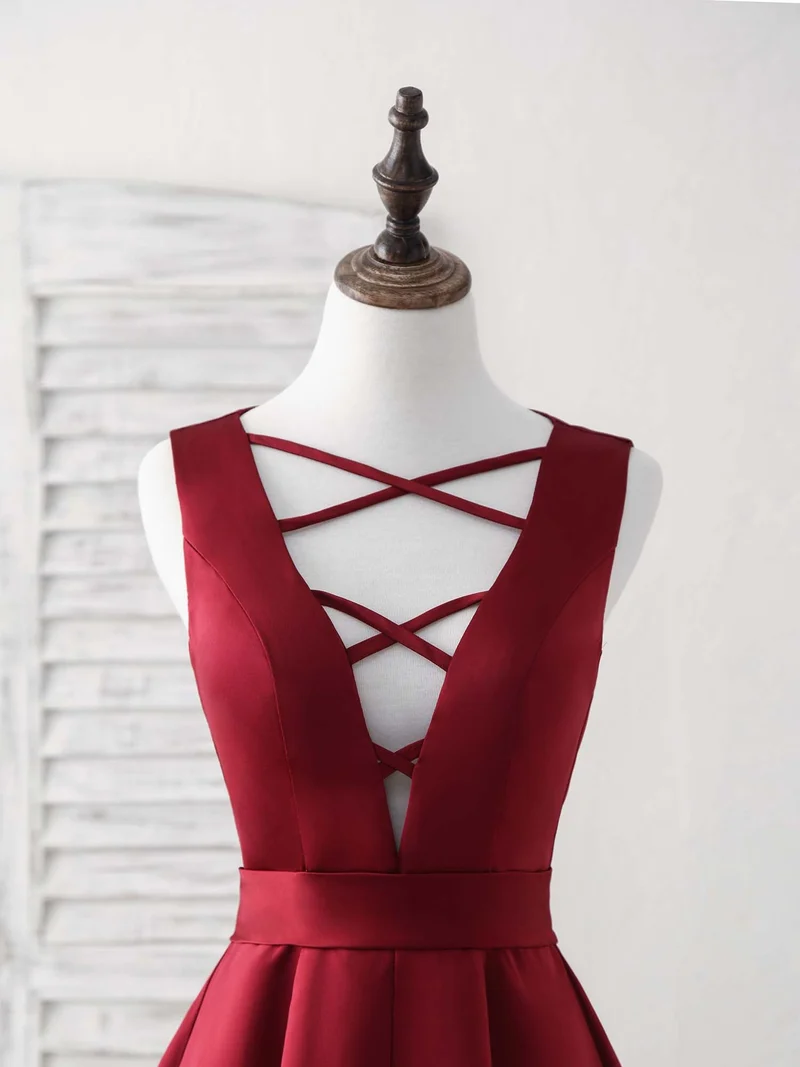 Robe de bal courte bordeaux élégante à col en V : robe de soirée trapèze en satin