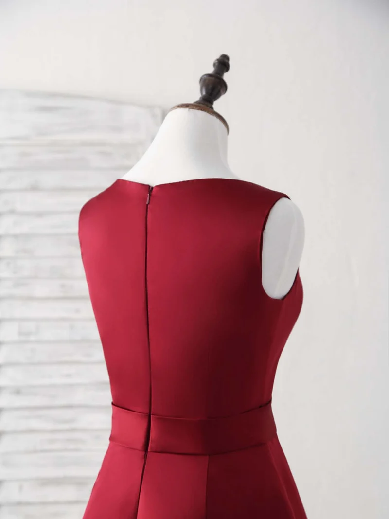 Robe de bal courte bordeaux élégante à col en V : robe de soirée trapèze en satin