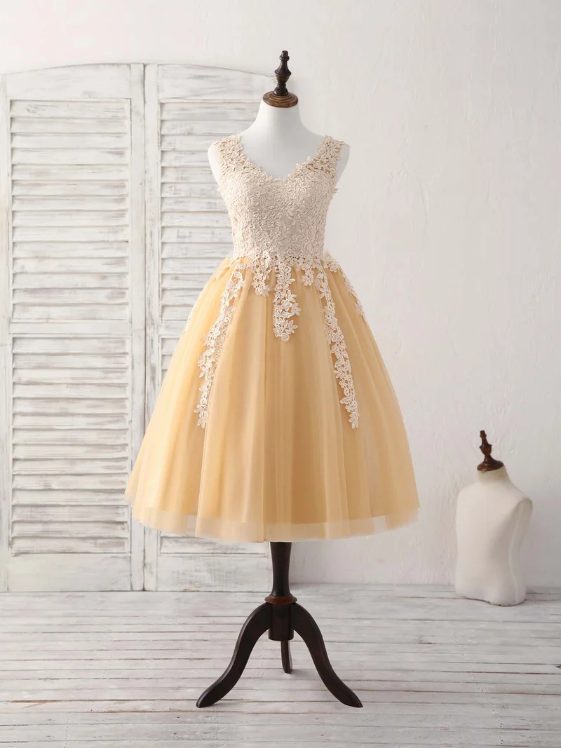 Robe de bal courte élégante en tulle et dentelle avec col en V et appliques champagne