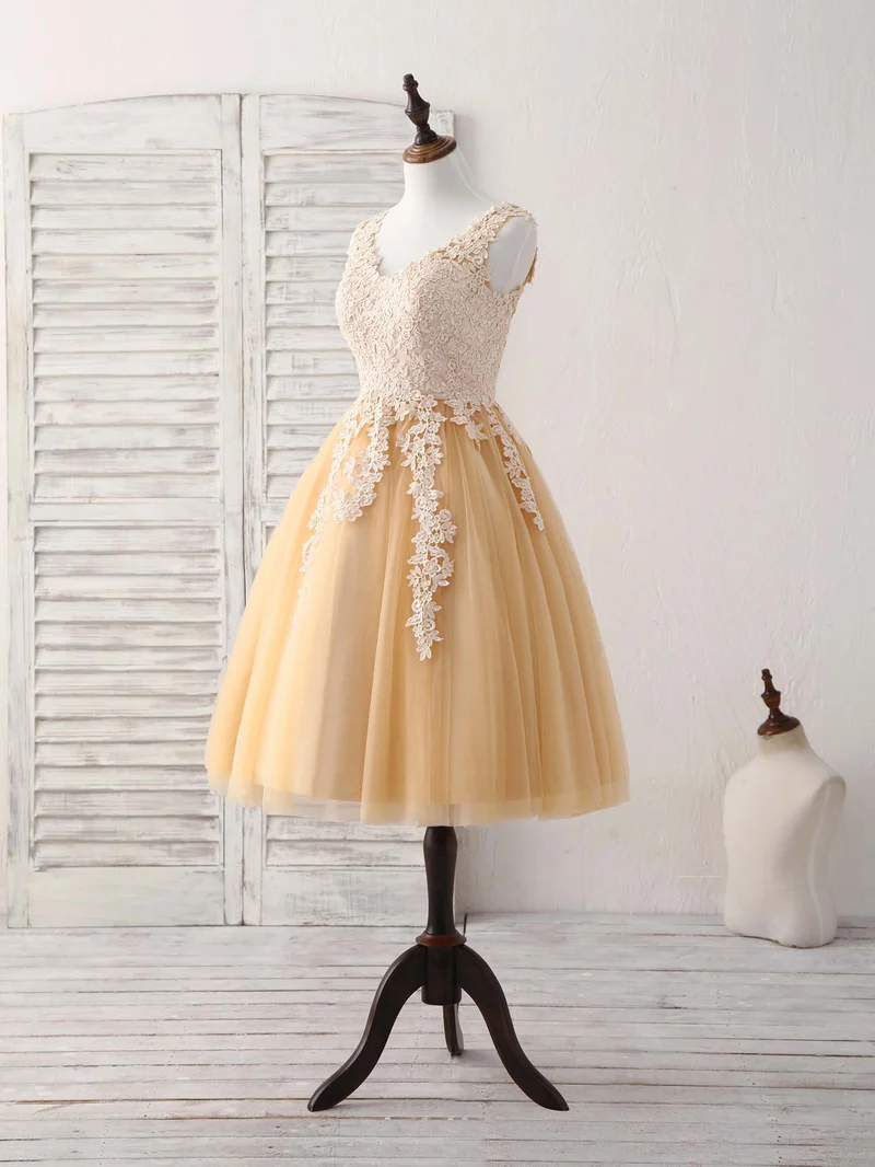 Robe de bal courte élégante en tulle et dentelle avec col en V et appliques champagne