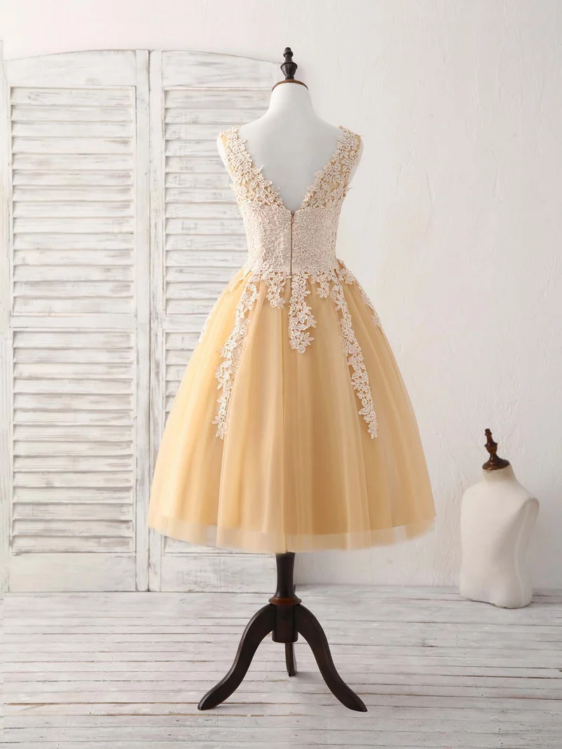 Robe de bal courte élégante en tulle et dentelle avec col en V et appliques champagne