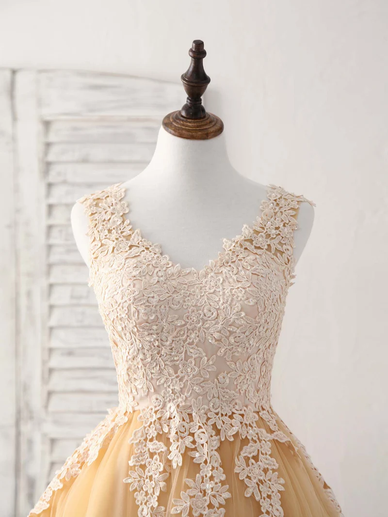 Robe de bal courte élégante en tulle et dentelle avec col en V et appliques champagne