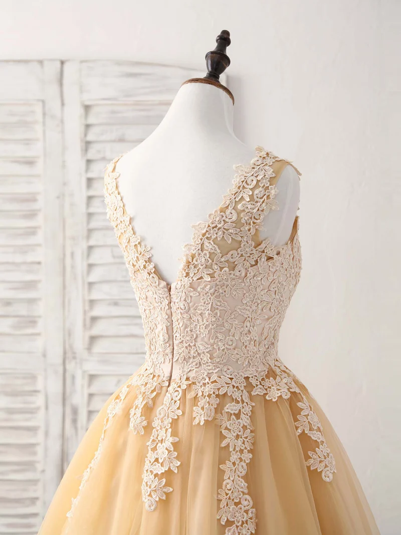 Robe de bal courte élégante en tulle et dentelle avec col en V et appliques champagne
