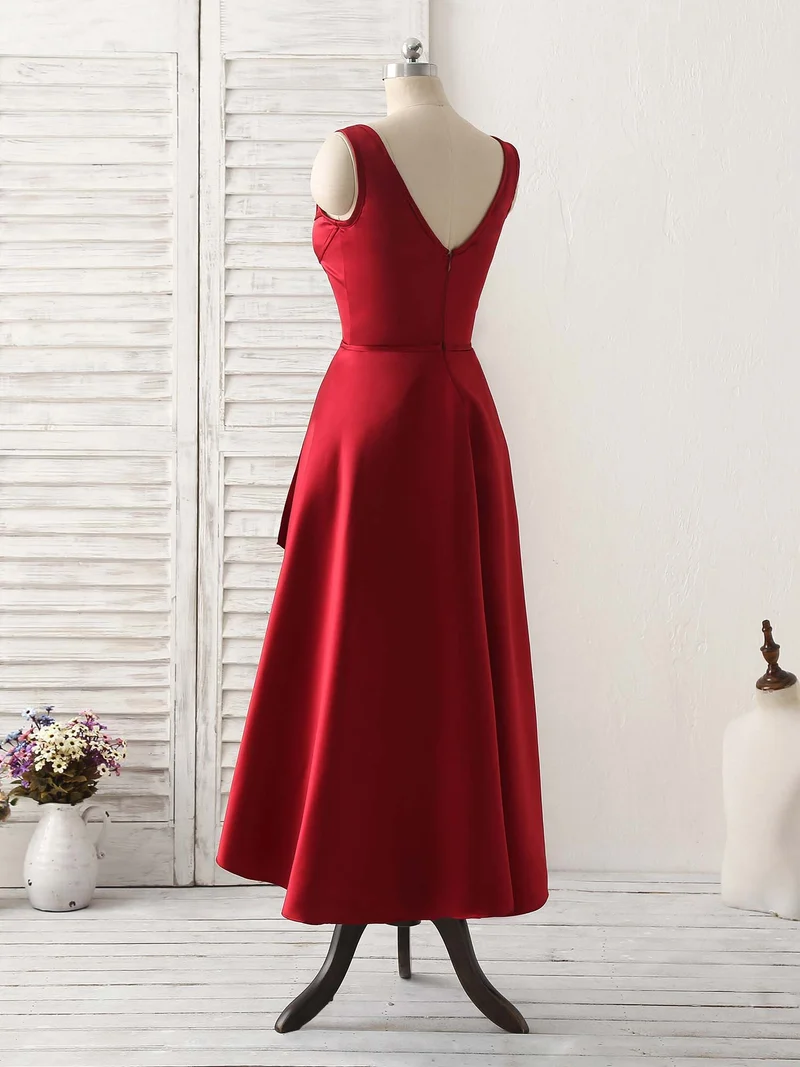 Robe de bal bordeaux élégante à col en V, idéale pour les demoiselles d'honneur et les soirées