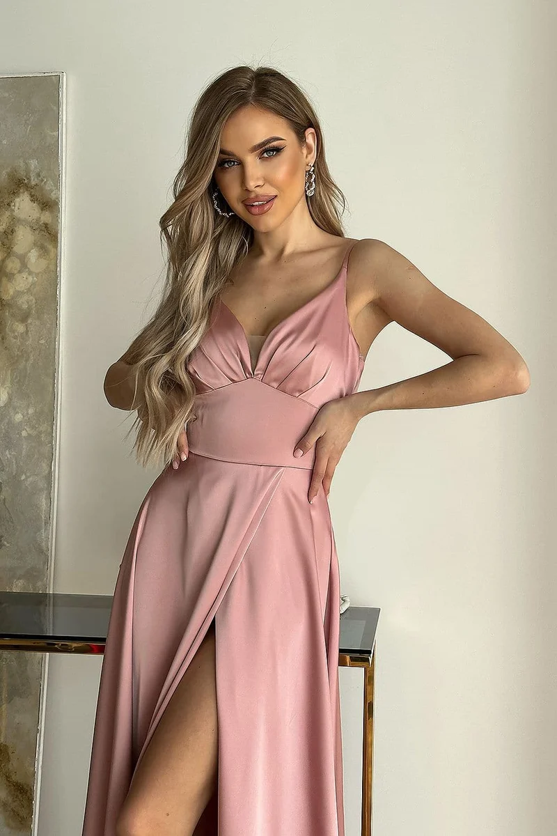 Robe longue rose poudré fendue satinée