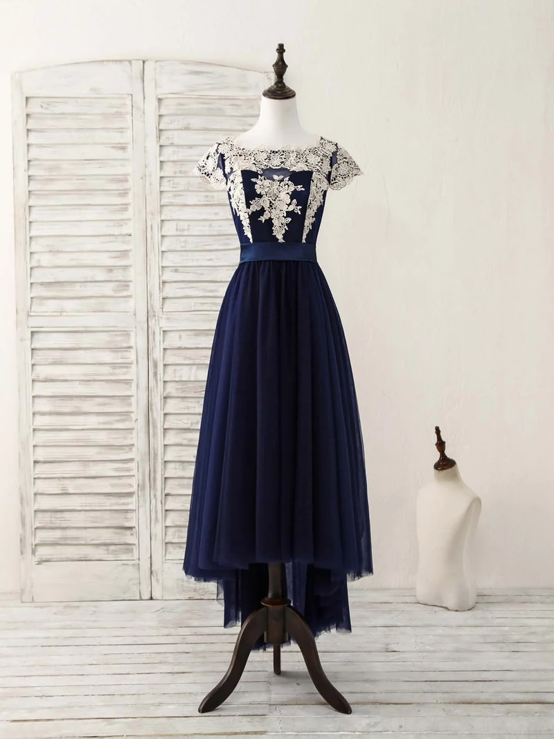 Robe de bal élégante en tulle bleu foncé avec appliques en dentelle et volants pour occasions spéciales
