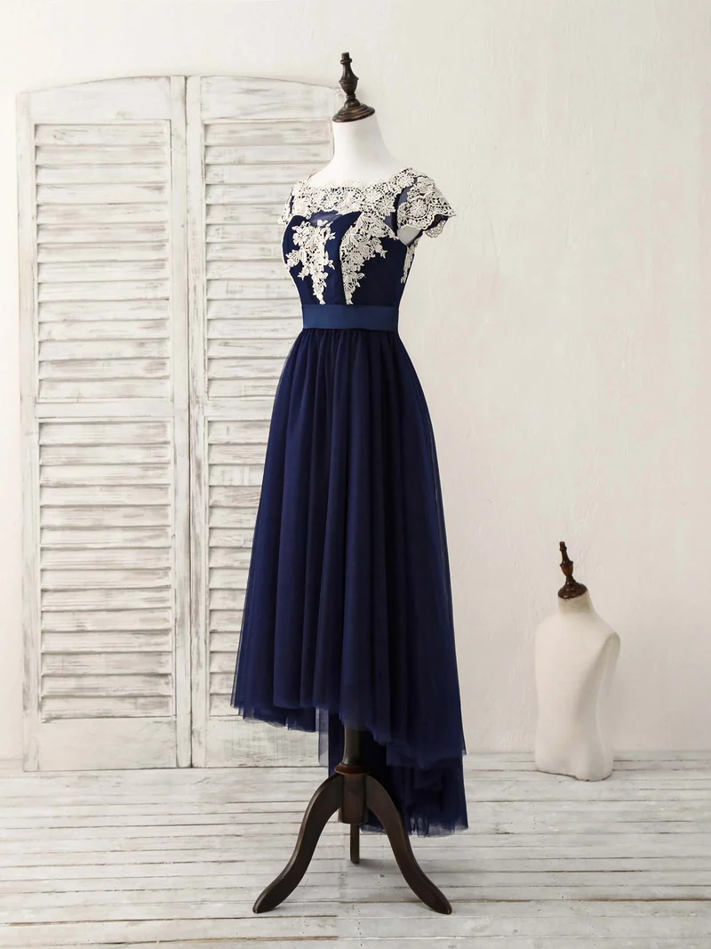 Robe de bal élégante en tulle bleu foncé avec appliques en dentelle et volants pour occasions spéciales