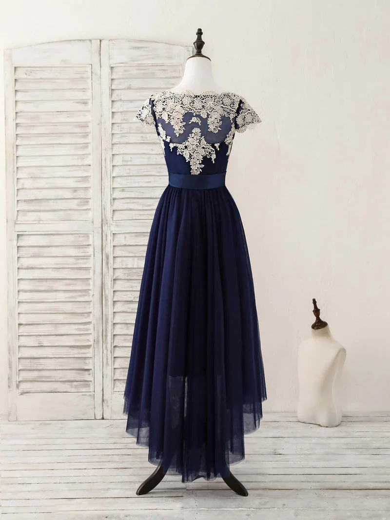 Robe de bal élégante en tulle bleu foncé avec appliques en dentelle et volants pour occasions spéciales