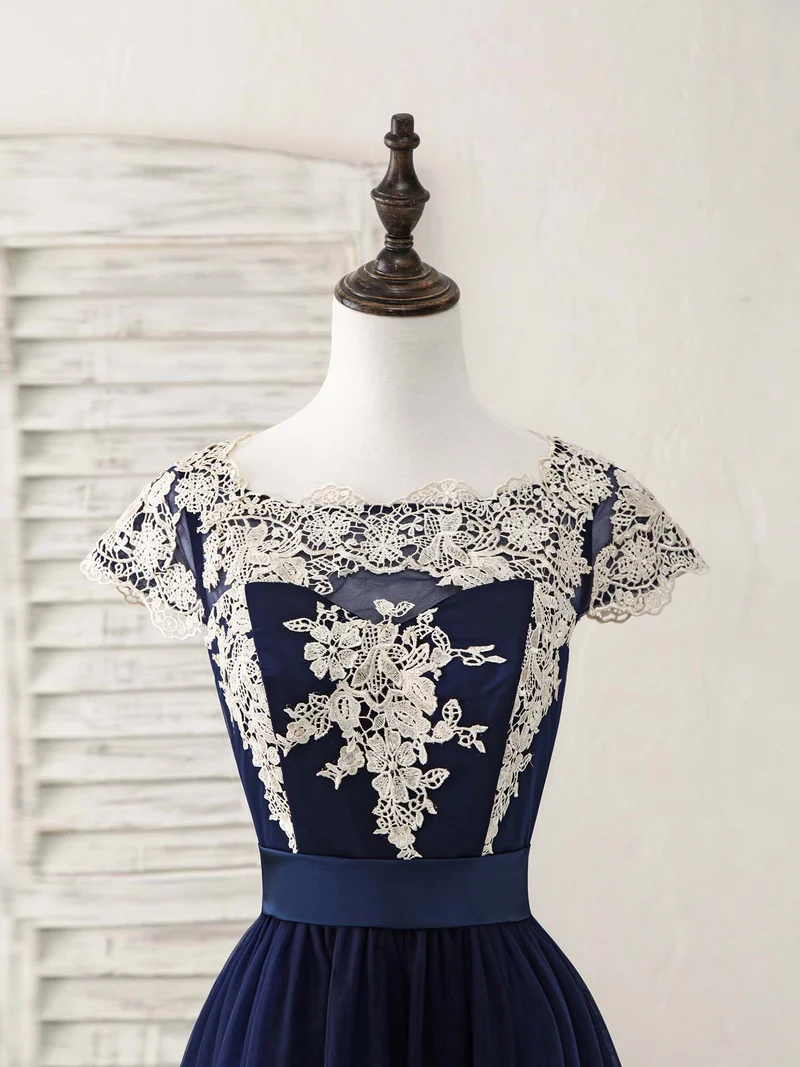 Robe de bal élégante en tulle bleu foncé avec appliques en dentelle et volants pour occasions spéciales