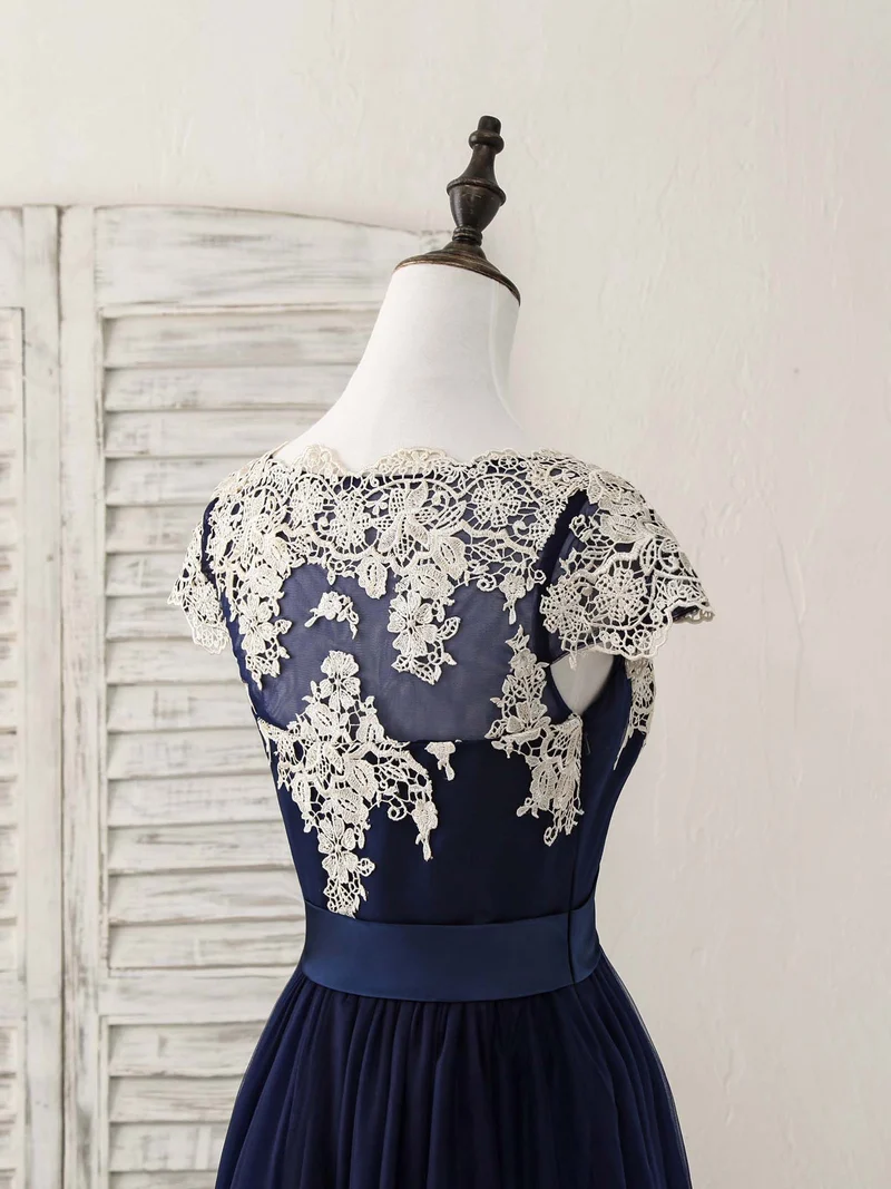 Robe de bal élégante en tulle bleu foncé avec appliques en dentelle et volants pour occasions spéciales
