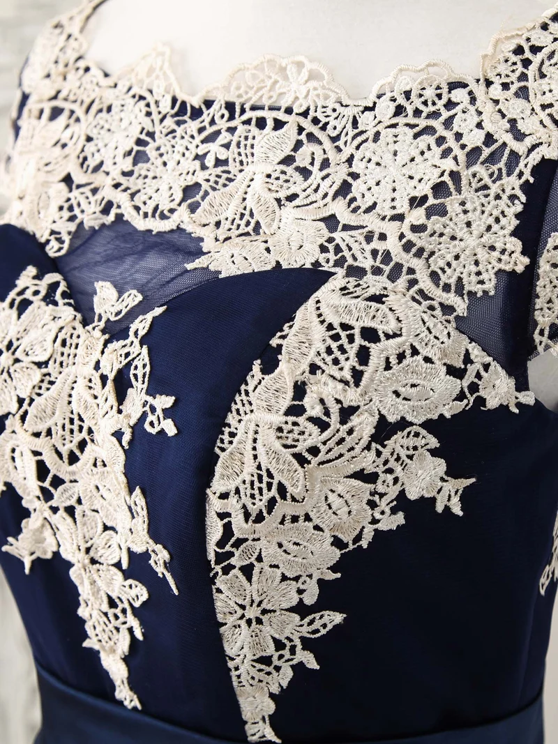 Robe de bal élégante en tulle bleu foncé avec appliques en dentelle et volants pour occasions spéciales