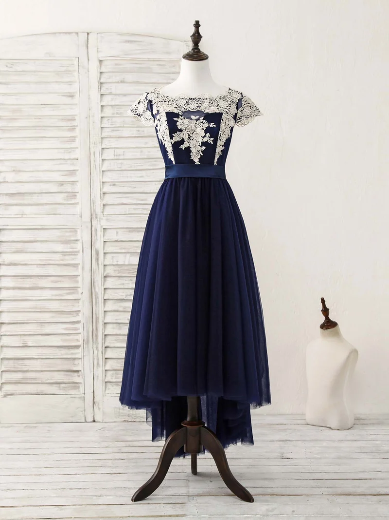 Robe de bal élégante en tulle bleu foncé avec appliques en dentelle et volants pour occasions spéciales