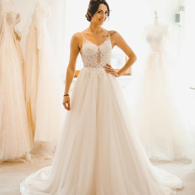Robe de mariée élégante coupe trapèze avec bretelles spaghetti, tulle et dentelle délicate