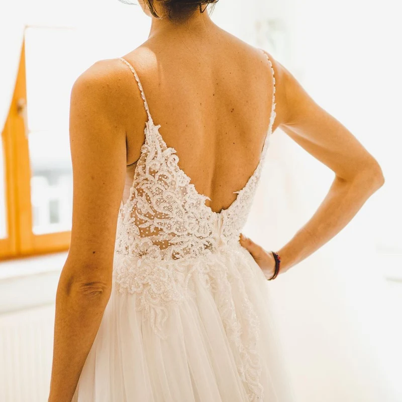 Robe de mariée élégante coupe trapèze avec bretelles spaghetti, tulle et dentelle délicate