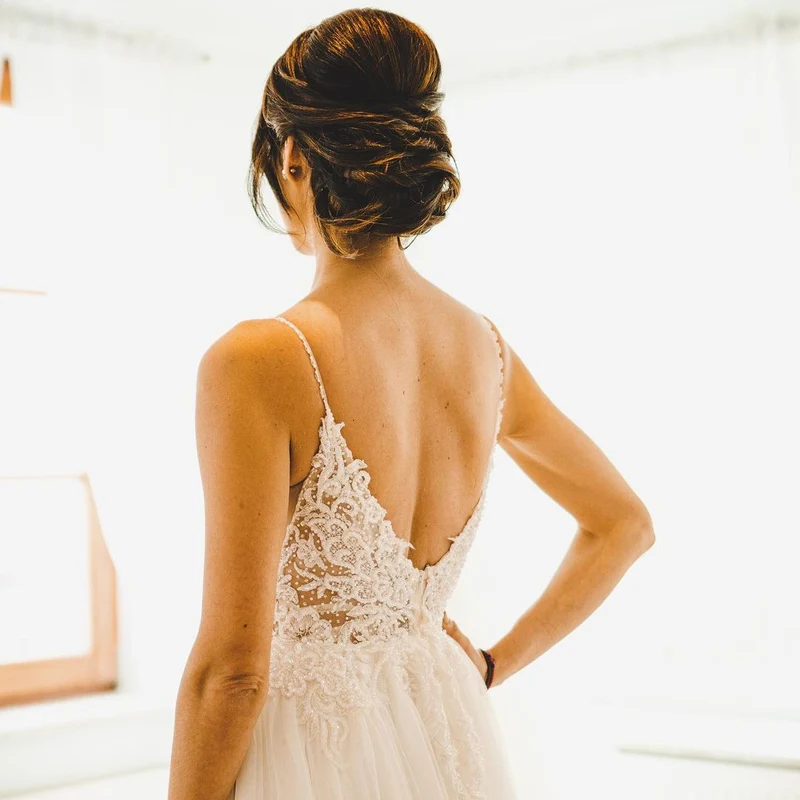 Robe de mariée élégante coupe trapèze avec bretelles spaghetti, tulle et dentelle délicate