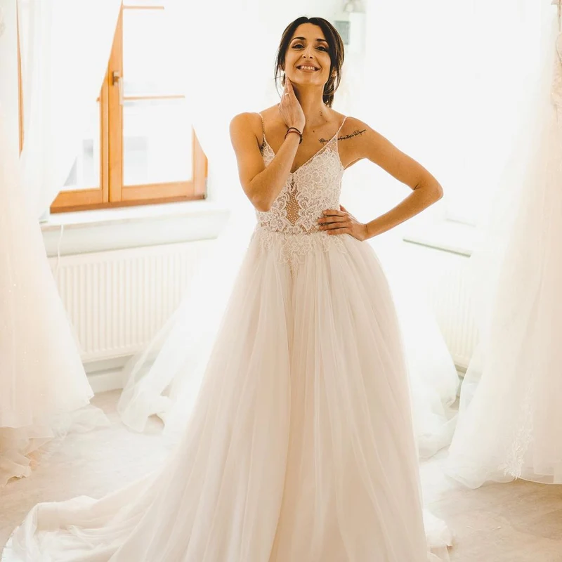 Robe de mariée élégante coupe trapèze avec bretelles spaghetti, tulle et dentelle délicate