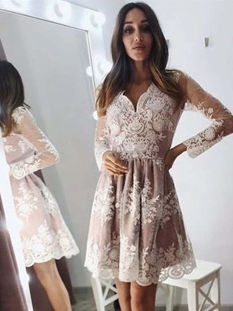 Robe de bal courte élégante en dentelle champagne à manches longues et col en V