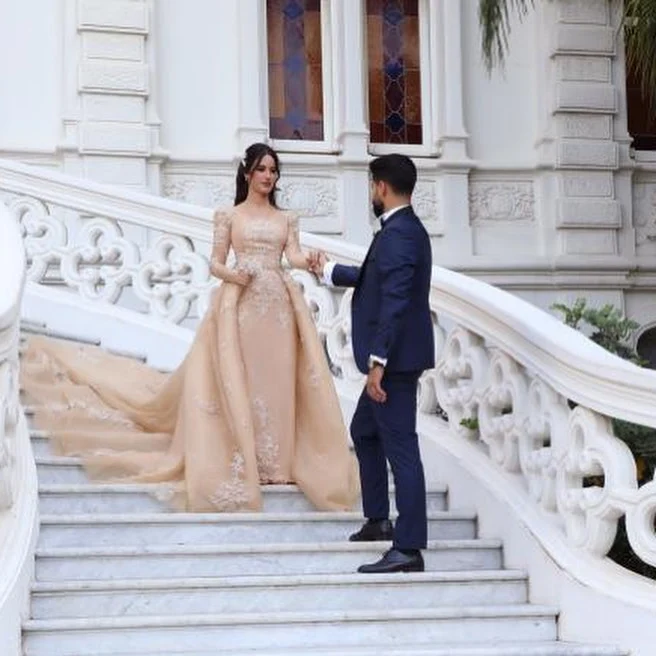 Robe de mariée élégante à manches longues et col bateau en tulle amovible avec traîne cathédrale