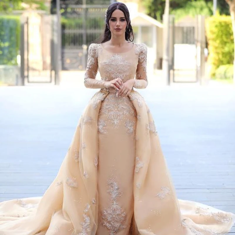 Robe de mariée élégante à manches longues et col bateau en tulle amovible avec traîne cathédrale