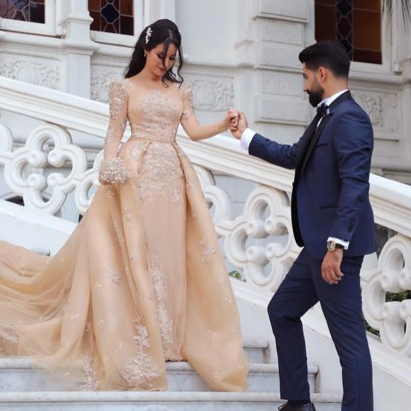 Robe de mariée élégante à manches longues et col bateau en tulle amovible avec traîne cathédrale