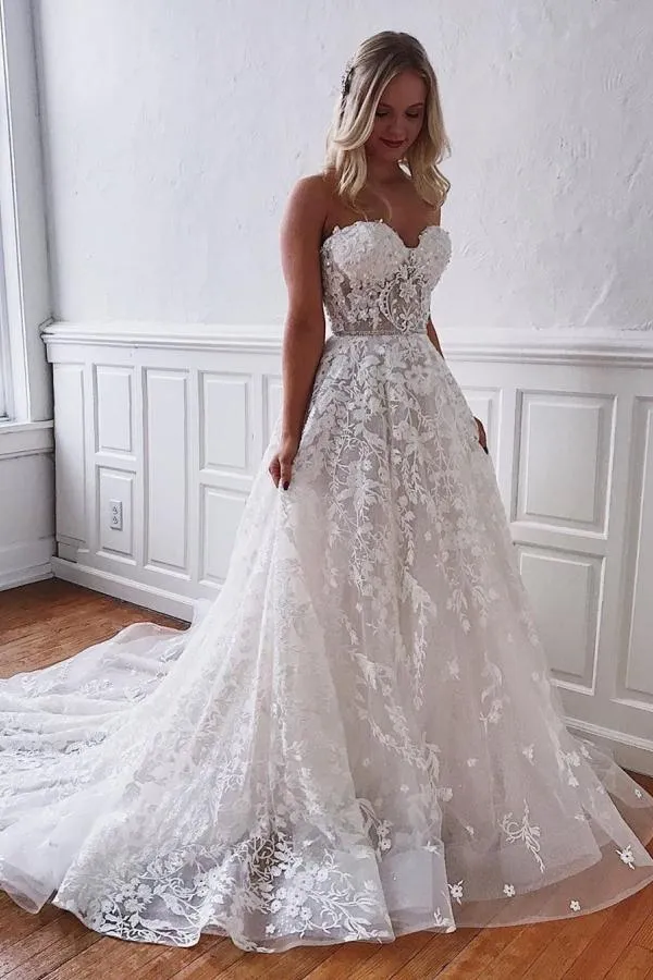 Robe de mariée élégante en dentelle, coupe trapèze, décolleté en cœur, longueur au sol