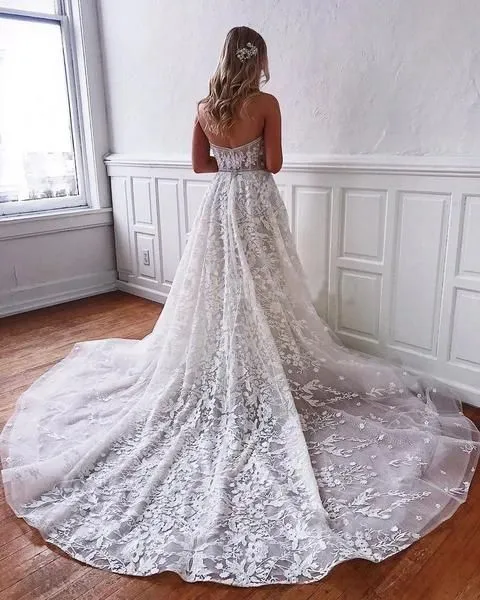 Robe de mariée élégante en dentelle, coupe trapèze, décolleté en cœur, longueur au sol