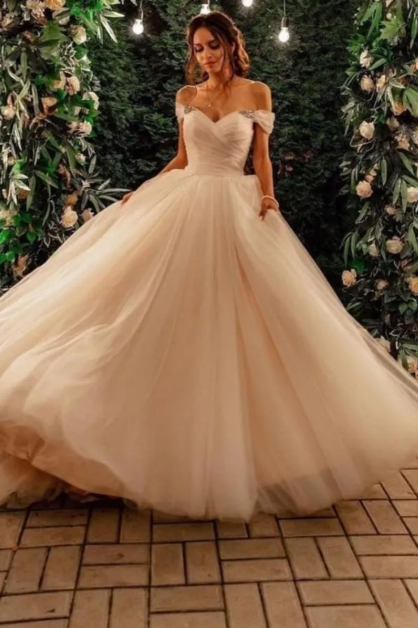 Robe de mariée trapèze élégante en tulle à épaules dénudées et traîne chapelle