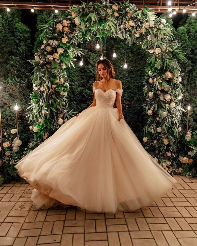 Robe de mariée trapèze élégante en tulle à épaules dénudées et traîne chapelle